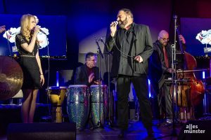 Marian Gold trug auch einige seiner Hits aus den 1980er Jahren vor, begleitet von Malena und den Original Pumpernickel. (Foto: Thomas Hölscher)