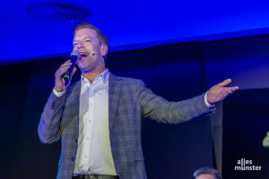 Tom Gaebel sang auch einige Lieder aus seinem Repertoire. (Foto: Thomas Hölscher)