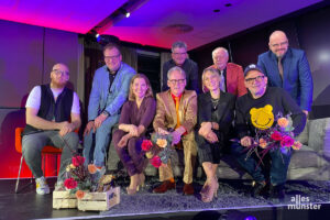 Mit den Gästen Westbam (rechts vorne), Stephanie Heinrich (3. von links) und Jakob Reinhardt (links) erlebte das Publikum im Atlantic Hotel am Sonntag eine weitere, rundum gelungene Adam Riese Show. (Foto: Bastian E.)