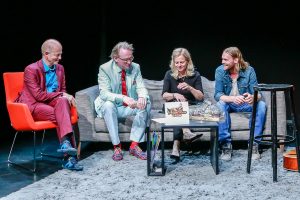 Zum letzten Mal lockte Adam Riese (2.v.l.) seine Gäste zum Sofa-Plausch ins Pumpenhaus: Martin Quilitz (li.), Annette Benjamin und Ingo Pohlmann. (Foto: Tom Heyken)