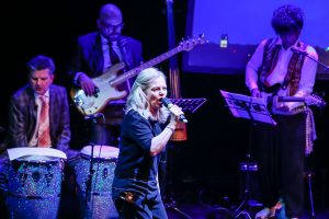 Mit Annette Benjamin als Frontfrau wurde aus den "Original Pumpernickel" beinahe eine Punk-Band. (Foto: Tom Heyken)