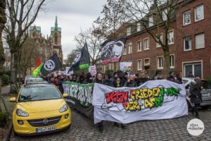 Nach dem Auftakt in der Innenstadt zog die Demo durch das Südviertel bis kurz vor das AfD-Büro in der Leostraße. (Foto: Thomas Hölscher)