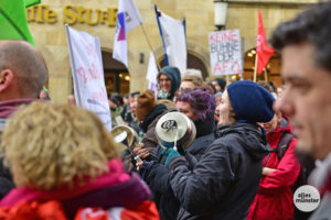 Den AfD-Mitgliedern schlug auf ihrem Weg zum Rathaus bunter und lauter Protest entgegen. (Foto: Tessa-Viola Kloep)