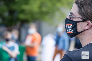 Die Demonstranten waren vorschriftsmässig mit Mund-Nasen-Schutz ausgestattet. (Foto: Thomas Hölscher) 