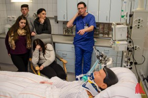 Krankenpfleger Christian Wessels erläutert die Bedeutung der vielen Geräte und Monitore, an die die Patienten auf seiner Station angeschlossen werden. (Foto: th)