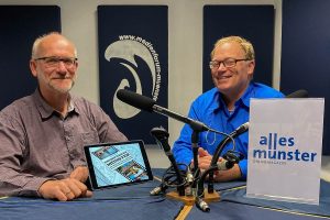 Bei seiner Buchpremiere stellt ALLES MÜNSTER-Redakteur und Autor Michael Bührke (li.) seinen „Krimiführer Münster“ vor. Den Livestream moderiert Ralf Clausen. (Foto: Thomas Hölscher)