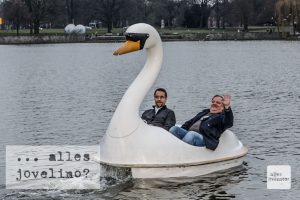 Die Seegers vom Münster-Tatort: Jan-Josef Liefers (li.) und Axel Prahl beim Dreh der Folge "Schwanensee“. In der Hauptrolle: Schwan Petra. (Archivbild: Martin Lohoff)