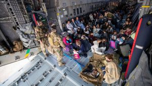 Tausende Ortskräfte hoffen in Kabul auf Evakuierungsflüge der Bundeswehr. Das Bild zeigt Menschen, die mit dem zweiten Evakuierungsflug gerettet wurden. (Symbolbild: Bundeswehr / Marc Tessensohn)