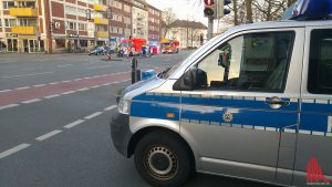 An der Friedrich-Ebert-Str. / Frie-Vendt-Str. fordert die Polizei Passanten auf, nach Hause zu fahren und Türen und Fenster geschlossen zu halten. Wenig später wird im Viertel eine Wohnung durchsucht. (Foto: mb)