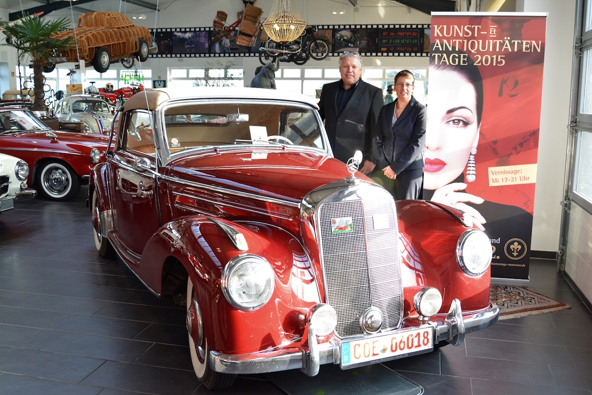 Leidenschaften“ wecken die chromblitzenden Schätze wie dieses Mercedes Benz 220A Cabriolet von 1959, die Ralf Voss auf den Kunst- und Antiquitäten-Tagen in Münster zeigt. Projektleiterin Jeanette Bouillon freut sich auf dieses und weitere historische Fahrzeuge. (Foto: MCC)