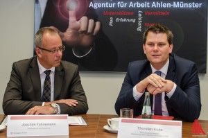 Für Joachim Fahnemann (li.) von der Agentur für Arbeit und Staatssekretär Thorsten Klute ist die Sprache der Schlüssel zur Integration. (Foto: th)