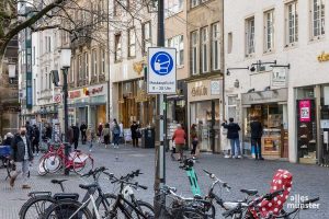 Mit der neuen Coronaschutzverordnung des Landes gelten ab heute weitere Lockerungen - nicht nur in der Innenstadt, sondern auch in Restaurants, Schwimbädern oder Theatern. (Archivbild: Thomas Hölscher)