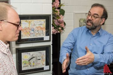 Arndt Zinkant führte uns durch seine Ausstellung mit den Originalen seiner bekannten Karikaturen. (Foto: Thomas Hölscher)