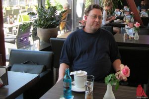 Christoph Aschenbrenner mit Tee im Cafe Colibri. (Foto: ka)