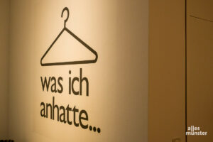 Mit dem Titel der Ausstellung „Was ich anhatte…“ soll die vermeintliche Korrelation zwischen dem Outfit und einem sexuellen Übergriff entkräftet werden. (Foto: Lisa Güth)