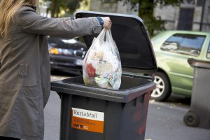 Am Dienstag wird wieder der Müll stehen bleiben. (Foto: AWM)