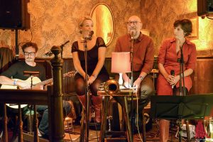 Beim B-Side Festival im Bohéme Boulette (v.l.:) Frank Konrad, Sandra Lüpkes, Jürgen Kehrer und Nikola Materne begeistern mit Geschichten und Gesang. (Foto: so)