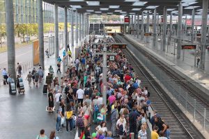 Bei Störungen und Verspätungen informiert die Deutsche Bahn ihre Fahrgäste über verschiedene Kanäle. (Foto: CC0)