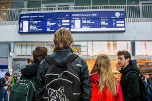 Auch in Münster waren Bahnreisende durch Sturmtief "Xavier" gestrandet und hielten die Anzeigetafeln im Blick. (Foto: nn)