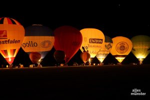 Das beliebte Ballonglühen, das wie hier 2021 ohne Publikum vor Ort stattfand, wird dieses Jahr sicher wieder viele Zuschauer zum Aasee locken. (Foto: Luca Jacob)