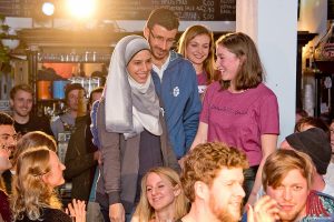 Ilham Hasan (l.) und Mohammad Ali Alnamous (m.) freuen sich über den Erfolg der ersten Modenschau von „Bayti hier“. (Foto: mb)