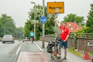 Trotz Regen gute Laune: Alexander Creutzburg ist nach 106 Kilometern in Münster angekommen. (Foto: Michael Bührke)