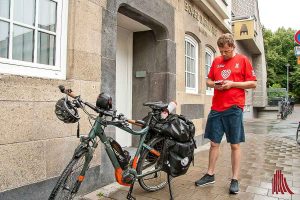 Am Hotel angekommen, werden sofort die gefahrenen Kilometer gecheckt. (Foto: Michael Bührke)