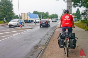 Warendorfer Straße, kurz vor dem Ortseingang: Alexander Creutzburg hat es mal wieder geschafft. (Foto: Michael Bührke)