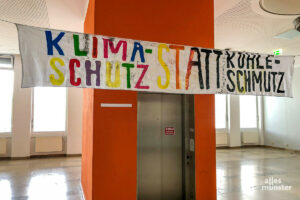 Ein aufgehängtes Banner im Foyer im Fürstenberghaus. (Foto: Michael Bührke)