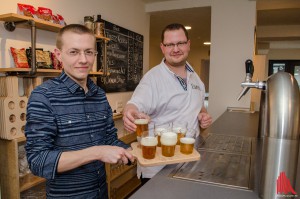 In Sachen "gutes Bier" kennen sich Waldemar Janzen (li.) und Daniel Lütke Zutelgte bestens aus. (Foto: th)