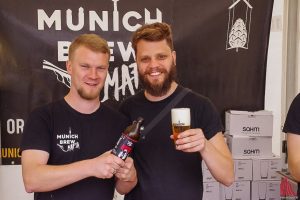 Ein Prost auf die Mafia: Bei der Munich Brew Mafia auf dem Bierfest freut man sich über zitroniges Pils. (Foto: Katja Angenent)