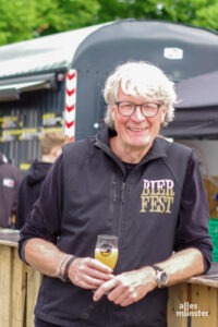 Veranstalter Michael Solms entführt die Gäste beim Bierfest am "längsten Tresen" in die bunte Welt der Biere. (Foto: K. / H. Angenent)