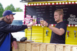 Bei "Two Chefs Brewing" aus Amsterdam wird mit spritzig-hopfigen Bieren angestoßen". (Foto: K. / H. Angenent)