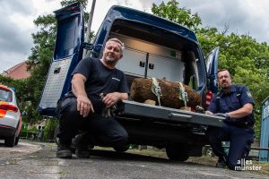 Peter Asmussen (li.) und Horst Schöwe vom Kampfmittelbeseitungsdienst der Bezirksregierung Arnsberg mit der entschärften britischen Fliegerbombe. (Foto: Thomas Hölscher)