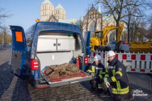 Patricia Heyne und Horst Schöwe vom Kampfmittelbeseitigungsdienst der Bezirksregierung Arnsberg mit den Überresten der im Boden explodierten Fliegerbombe. (Foto: Thomas Hölscher)