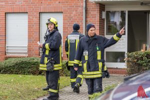 Fußtrupps der Feuerwehr gingen von Haus zu Haus und informierten die Anwohner im Sperrbezirk. (Foto: Thomas Hölscher)
