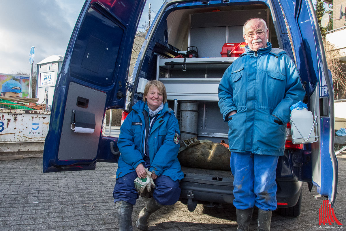 Tanya Meimel und Heinz-Dieter Berchem vom Kampfmittelbeseitigungsdienst der Bezirksregierung mit dem Bombenblindgänger. (Foto: th)