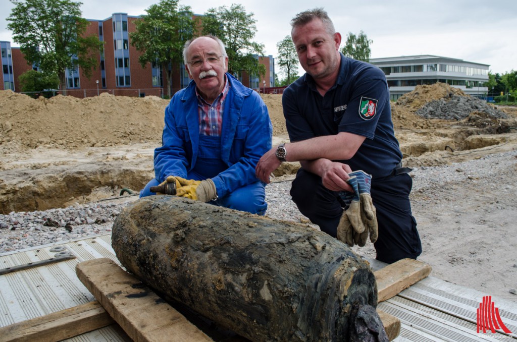 Heinz-Dieter Berchem vom Kampfmittelräumdienst (li.) entschärfte die Bombe. (Foto: th)