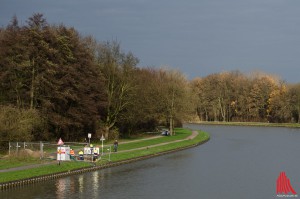 An der Kanalpromenade liegt der Blindgänger im Erdreich. (Foto: th)