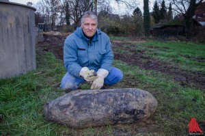 Entschärfer Uwe Pawlowski mit der unschädlich gemachten 250-Kilo-Bombe. (Foto: th)