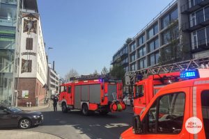 Am Hafenweg ist die Feuerwehr wegen eines Bombenfundes im Einsatz. (Foto: Thomas Hölscher)