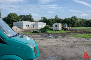 Hinter den grauen Containern lagen die Blindgänger im Erdreich. (Foto: th) 