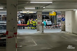 Aus dem Parkhaus am Bremer Platz direkt in das Schaufenster der gegenüber liegenden Spielothek ist dieses Auto gerast und hat eine Frau schwer verletzt. (Foto: Ralf Clausen)