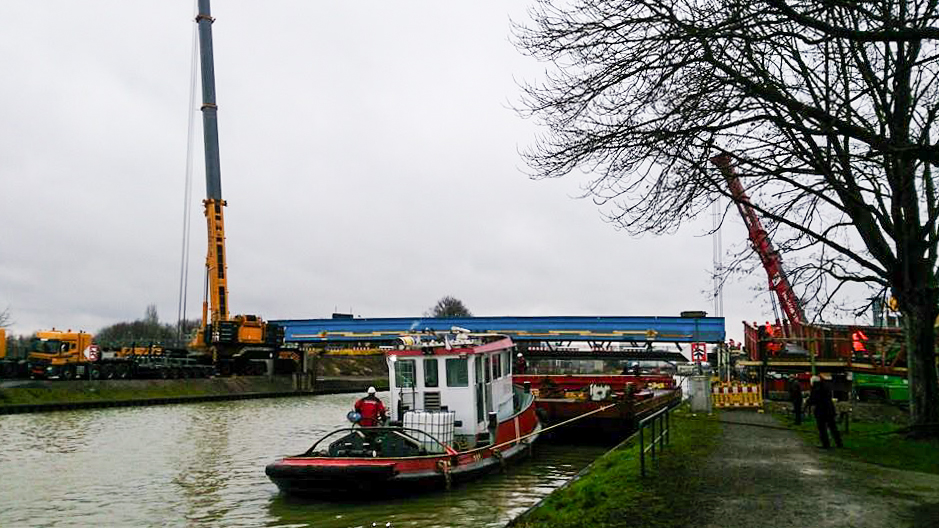 Am Morgen schwamm die Behelfsbrücke für die Schillerstraße ein. (Foto: Söbbing)