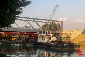 Ein Schlepper bringt die neue Brücke für die Schillerstraße in Position. (Foto: rc)