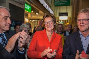 CDU-Politikerin Sybille Benning am Wahlabend vor dem Rathaus. (Foto: cabe)