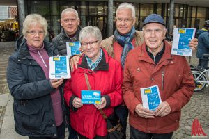 "Lasst den Sonntag in Ruhe!" fordert Marlies Jägering von der KAB (Mitte), umringt von Aktiven der Gewerkschaft Verdi: Gabi Beuing, Jochen Lüken, Bernd Bajohr und Erwin Maasch. (Foto: th)