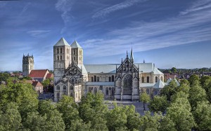 Ein Blick auf die Südseite des Domes. (Foto: Klaus Altevogt / Buch, S.8-9)