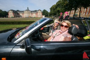 160 Fahrerinnen starteten bei der Lady Cabrio Rallye "oben ohne" vor dem Schloss. (Foto: rwe)