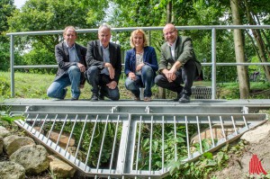 (v.l.:)  Berthold Reloe, Gerhard Rüller und Christiane Bömer vom Tiefbauamt sowie Oberbürgermeister Markus Lewe freuen sich auf einen zukünftig schöner und nützlich gestalteten Canisiusgraben. (Foto: th)